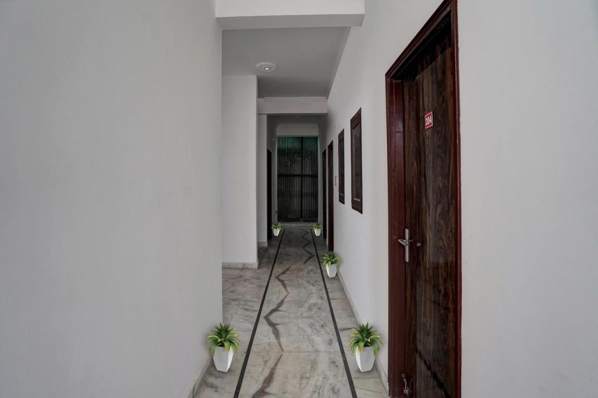 Collection O Samira Residency Near Botanic Garden Of Indian Republic Hotel Noida Buitenkant foto